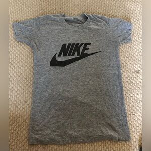 Nike Heather Men’s Gray Tee with Black Swoosh Logo Size Small